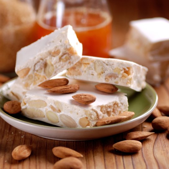 Вишуканий десерт з мигдалем