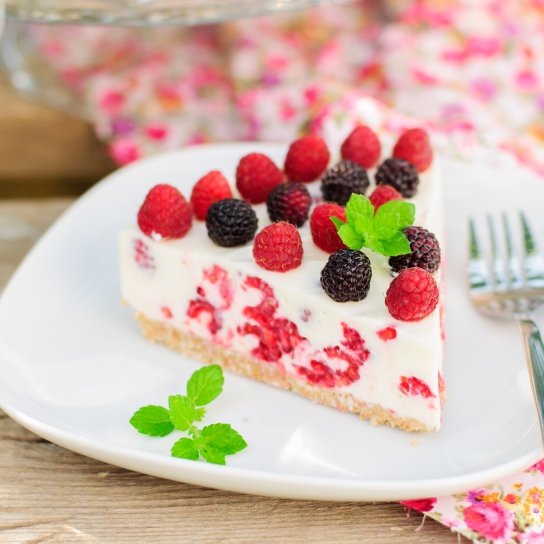 Торт-безе с ягодами