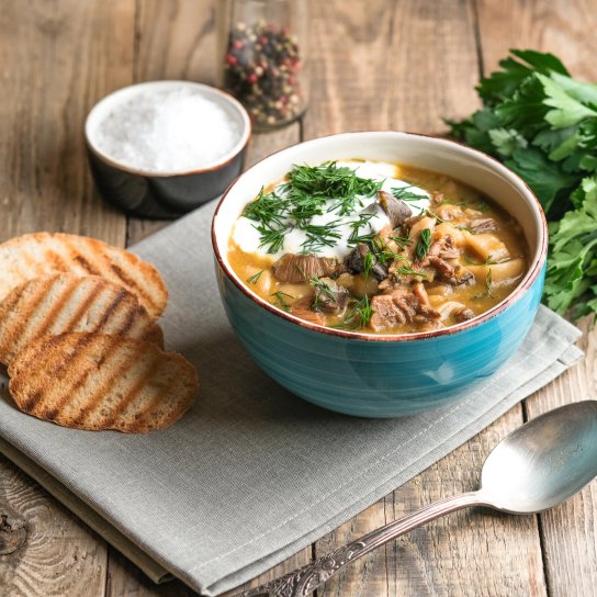 Солянка з овочами і м'ясом