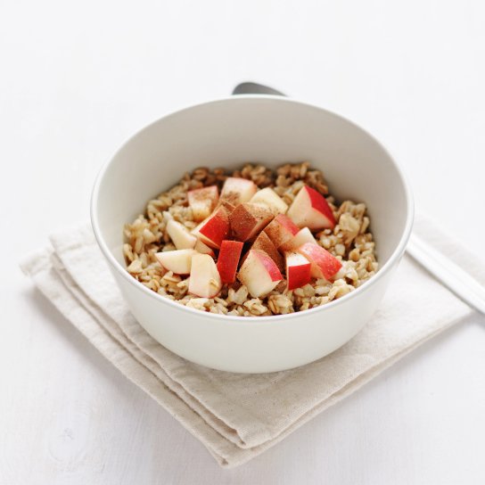 Гранола з вівсяних пластівців, яблук та кориці