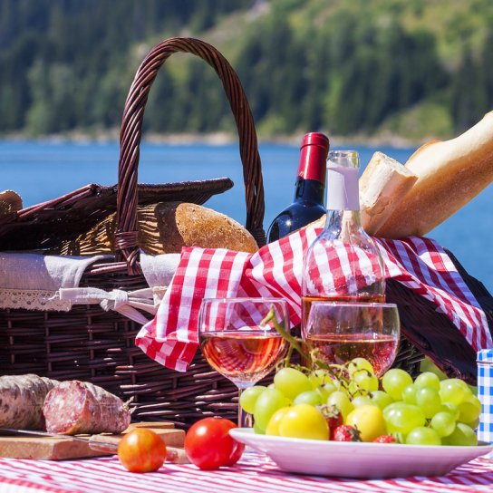 Пікнік з вином улітку