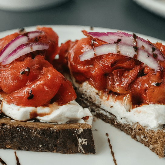 Ліванський бутерброд з помідорами чері