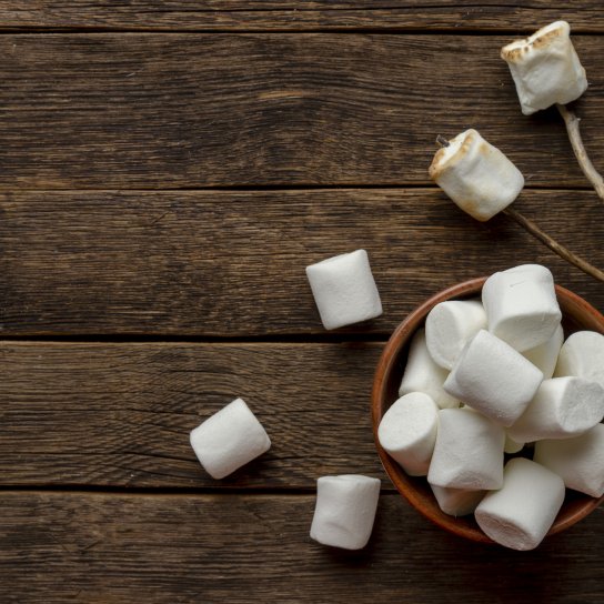 Домашній білий зефір на фоні дерев'яного столу