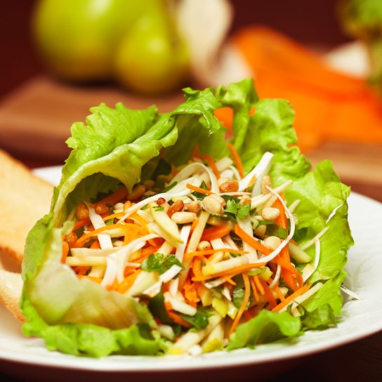 Овочевий салат із селери, моркви та яблук