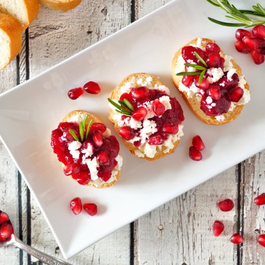 Закуска з сиром та гранатом