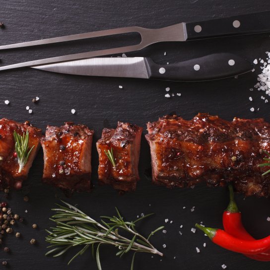 Свинячі ребра в медовій глазурі на грилі