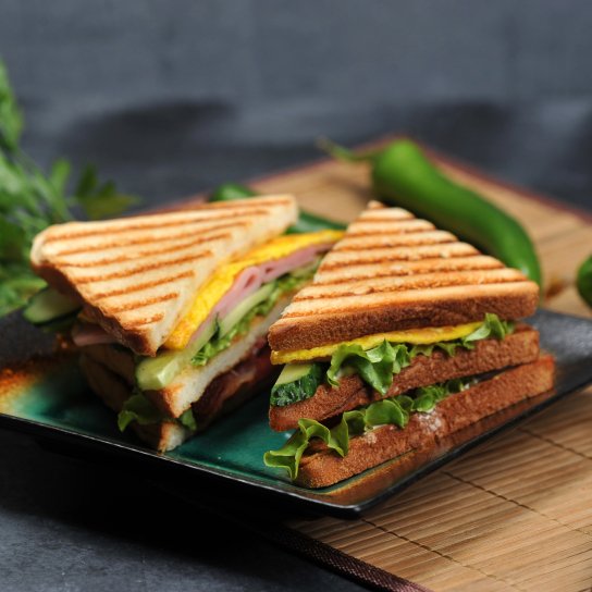 Сендвіч з омлетом і шинкою