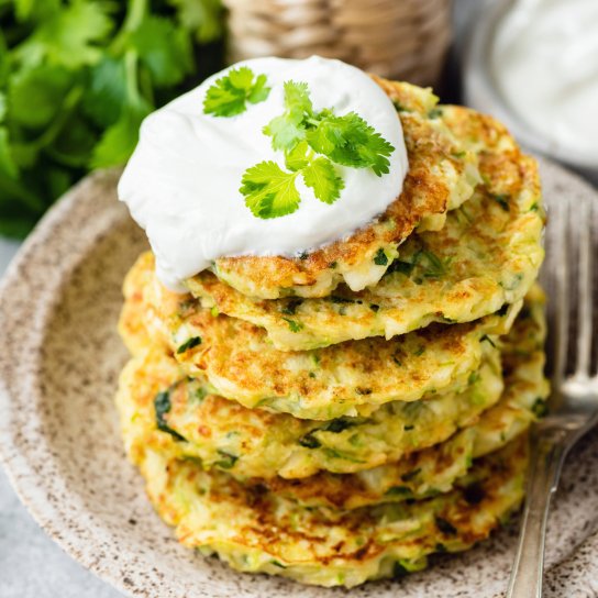Оладки з броколі зі сметаною і зеленню