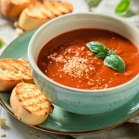 Томатний суп з сирними грінками