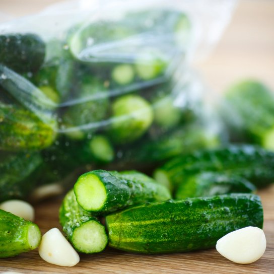 Солоні огірки в пакеті