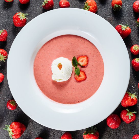 Холодний суп з полуницею