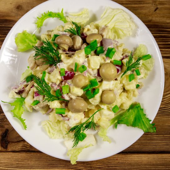 Салат з грибами, картоплею і яйцями