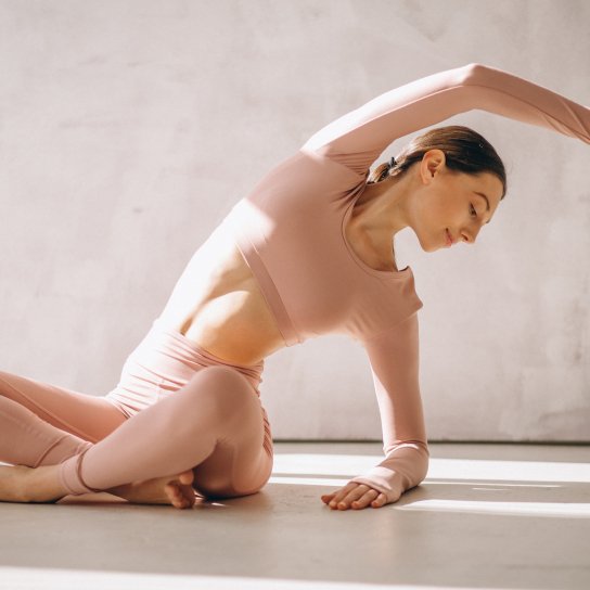 Жінка займається пілатесом