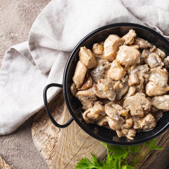 Жульєн з грибами і куркою у сковорідці