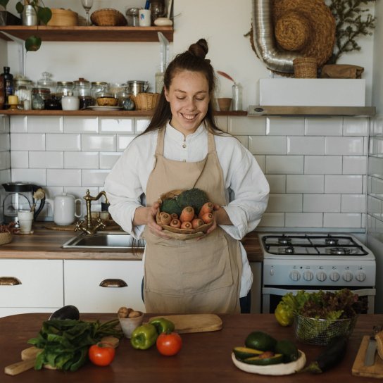 Дівчина готує овочі