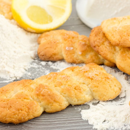 Простое сырное печенье с халвой