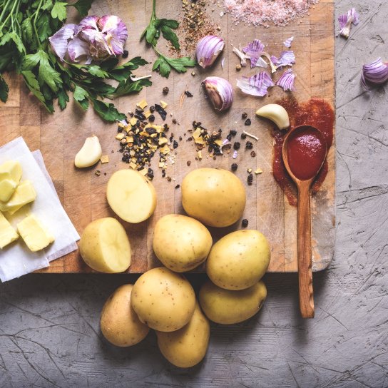 Картопля, часник, обробна дошка