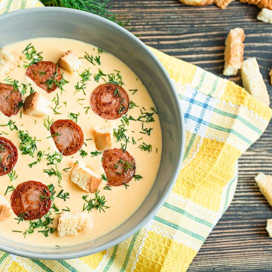 Суп с картофелем, колбасками и яйцами.