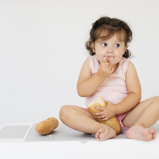дитина їсть хліб