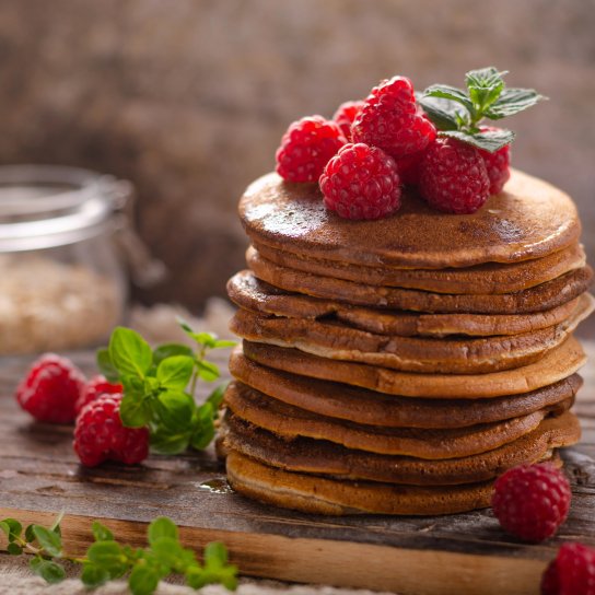 Вівсяні млинці з малиною та медом