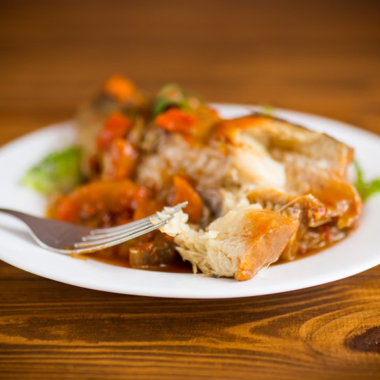 Тушкована риба з овочами