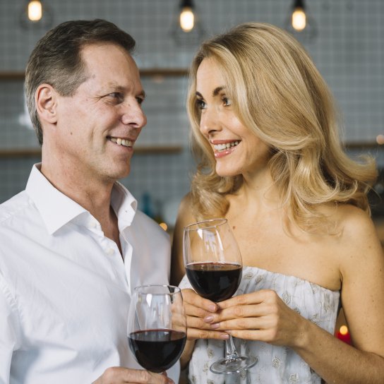 Чоловік і жінка з вином