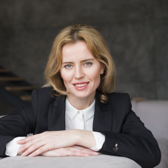 Жінка на дивані