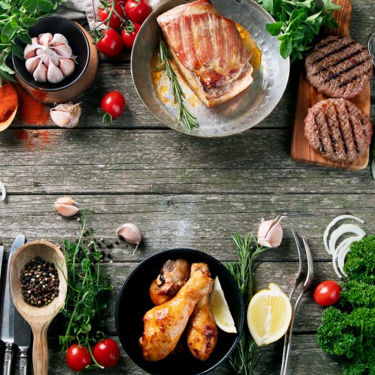 Багато їжа на деревʼяними тлі