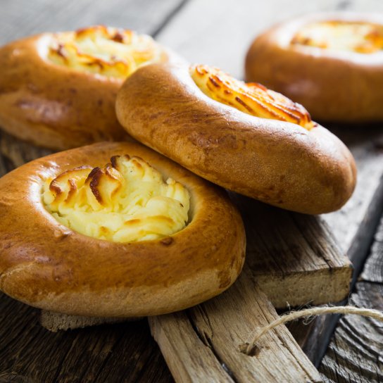 Ватрушки з кисломолочним сиром і родзинками