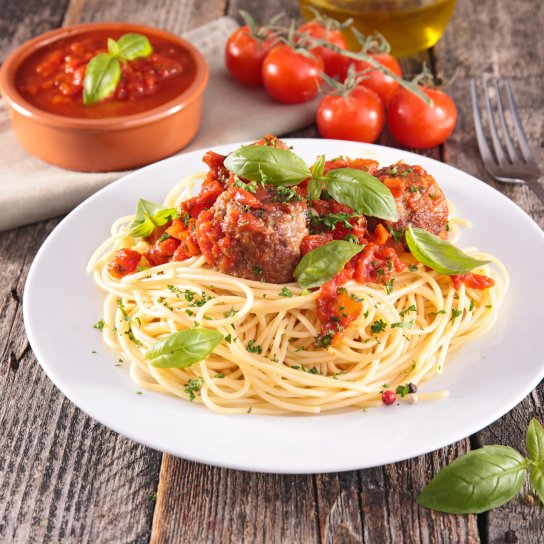 спагеті з мітболами з яловичини