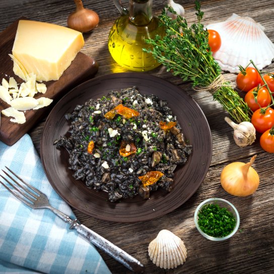 Черный рис с тофу и помидорами.