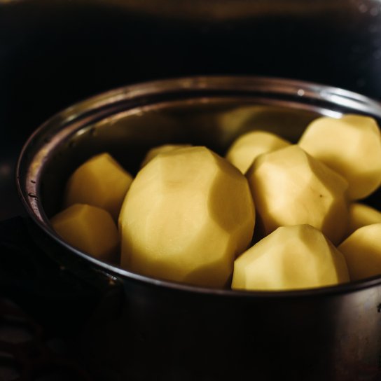 Очищена картопля у каструлі