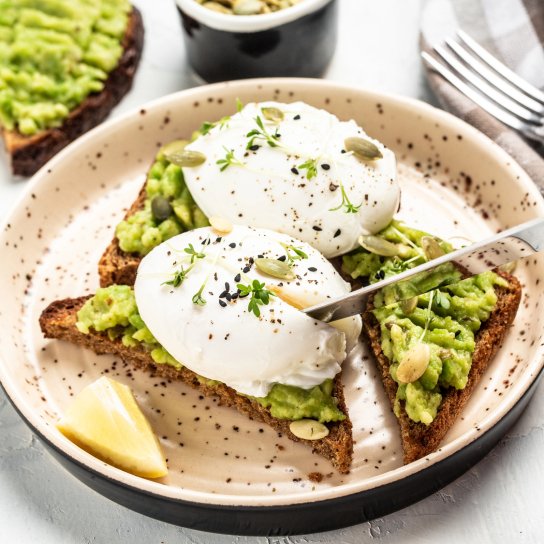 Тост з авокадо і яйцем