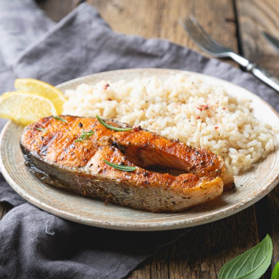 Маринований стейк із сьомги на сковороді