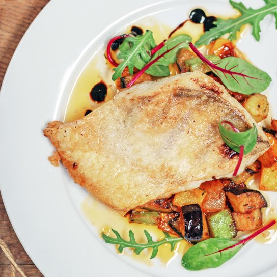 Запечена камбала з овочами