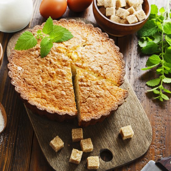 Манний пиріг з фініками і горіхами