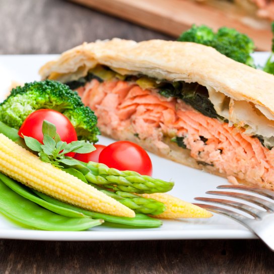 пиріг з лососєм і цибулею порей