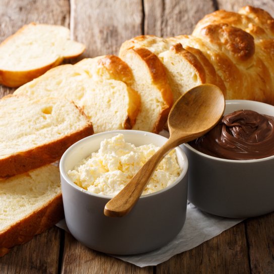 Булочка бріош зі згущеним молоком