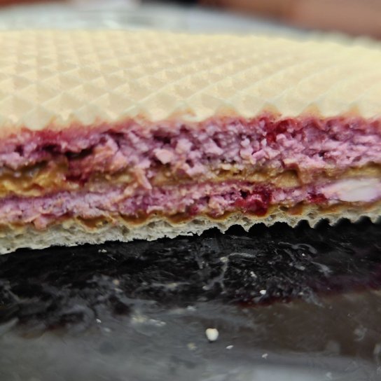 Вафельний торт з сиром і малиною