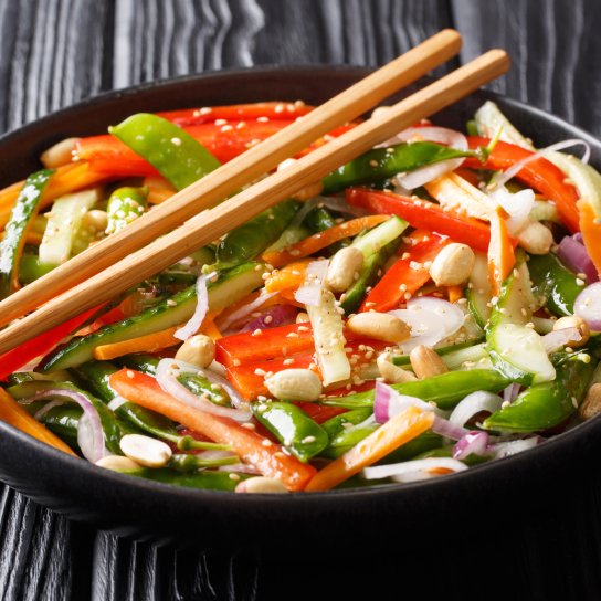 Салат зі смаженим огірком та тунцем