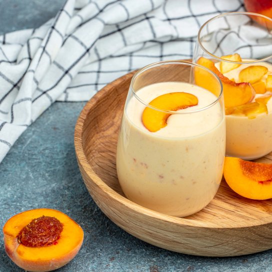 Заморожений десерт із бананами та персиками