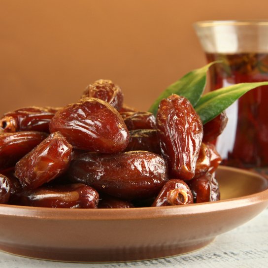 Фініки на тарілці