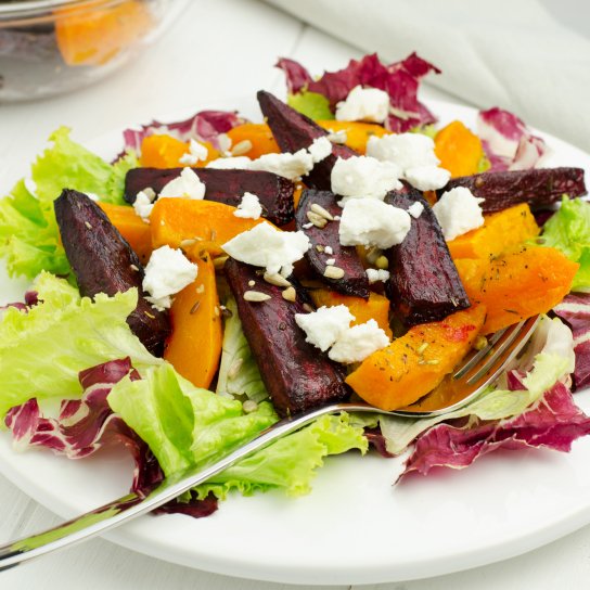 Теплий салат з гарбузом, буряком і бринзою