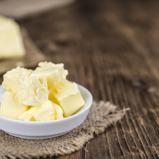 Вершкове масло в мисці
