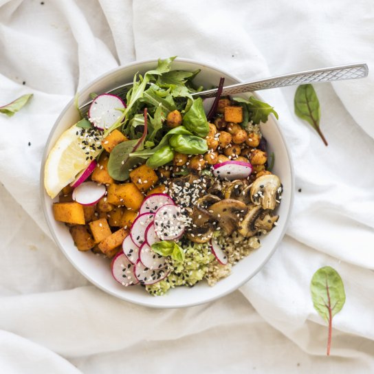 Рис, батат, овочі в мисці