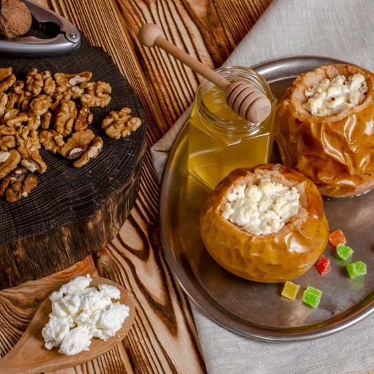 Печені яблука із сиром в мультиварці