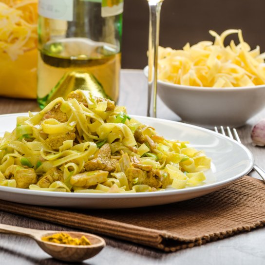 Макарони з куркою та сиром