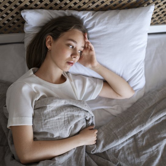 Дівчина в ліжку