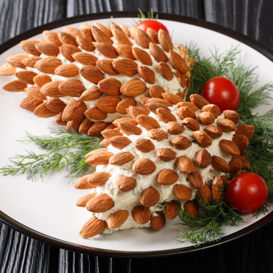 Новогодний салат «Шишки» — эффектное блюдо, которое обязательно должно быть на столе