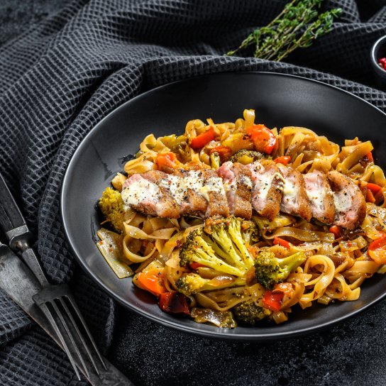 Червона локшина з качкою і перцем